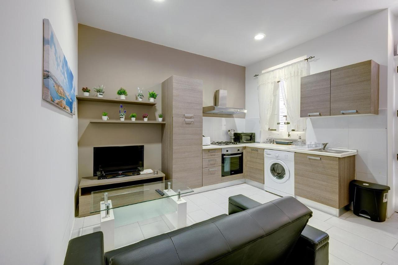 Modern 1Br Maisonette Steps From The Promenade Слима Екстериор снимка
