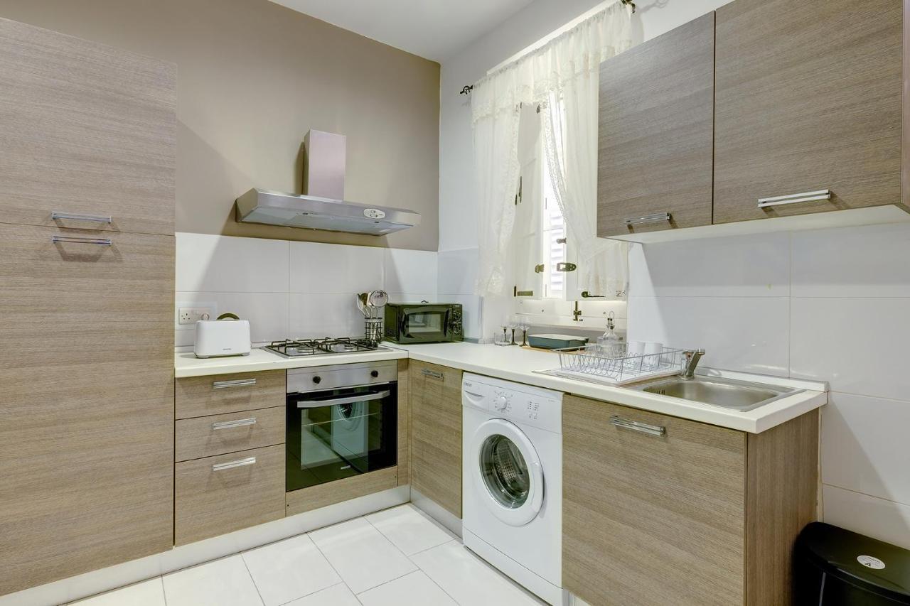 Modern 1Br Maisonette Steps From The Promenade Слима Екстериор снимка