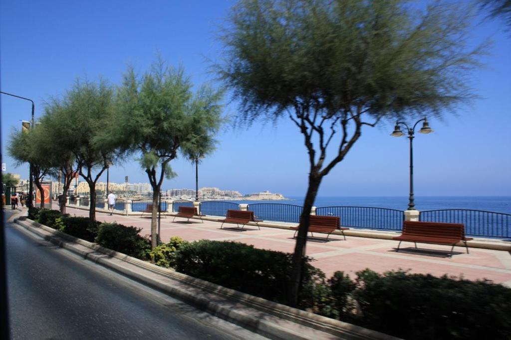 Modern 1Br Maisonette Steps From The Promenade Слима Екстериор снимка